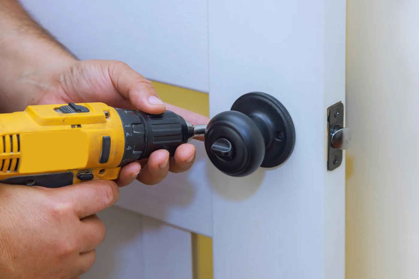 Cylindre de sûreté en cours de pose sur une porte d'appartement à Paris 10e